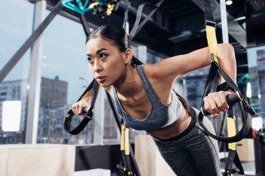 direnç bands spor merkezi ile spor eğitimi çekici Asyalı kız görünümünü kapat