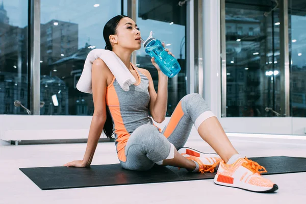 Attractive Asian Girl Towel Shoulder Sitting Fitness Mat Drinking Water — Stock Photo, Image