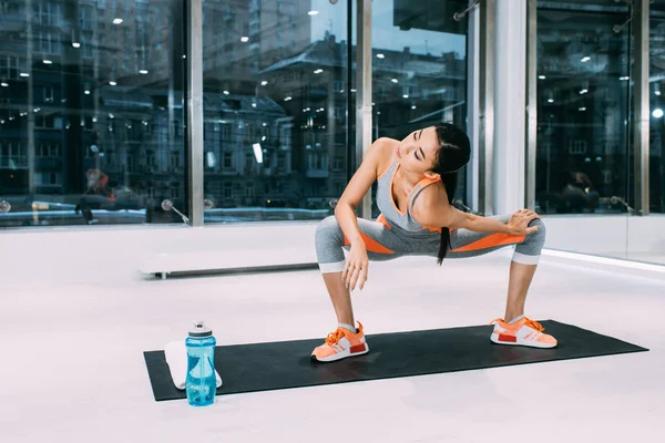 Mat Spor Merkezi Fitness Egzersiz Yaparak Esnek Asyalı Kız — Stok fotoğraf