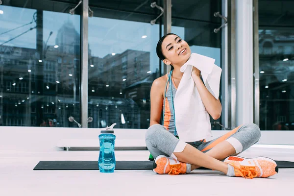 Attractive Asian Girl Sitting Fitness Mat Wiping Neck Towel Gym — Free Stock Photo