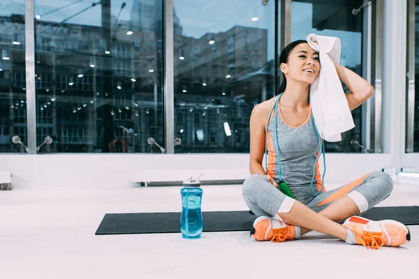 Beautiful Asian Girl Sitting Fitness Mat Wiping Forehead Towel Gym — Free Stock Photo