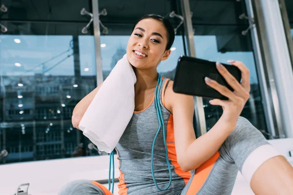 Close View Smiling Asian Sportswoman Wiping Neck Taking Selfie Gym — Stock Photo, Image