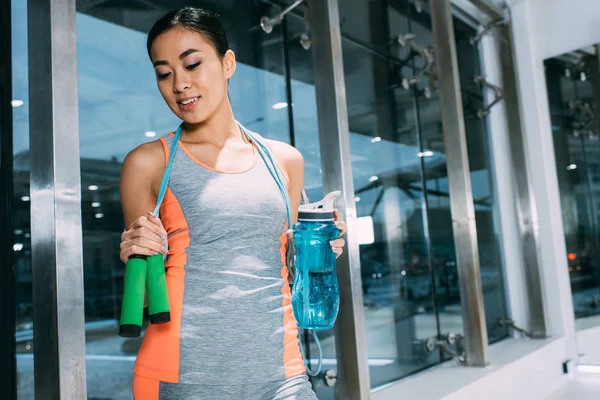 Attraktive Asiatische Mädchen Sportbekleidung Mit Sportflasche Mit Wasser Und Springseil — Stockfoto