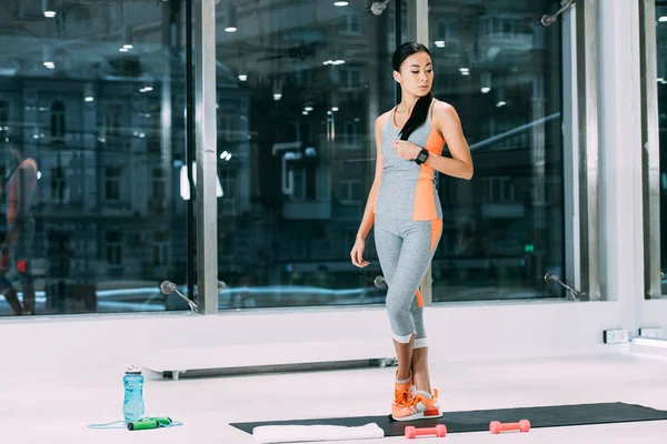 Schlanke Asiatische Mädchen Stehen Auf Fitnessmatte Und Berühren Haare Sportzentrum — Stockfoto