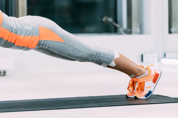 Vista Recortada Deportista Haciendo Ejercicio Alfombra Fitness Gimnasio — Foto de Stock