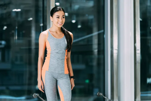 苗条的亚洲女孩在运动服微笑在健身房 — 免费的图库照片