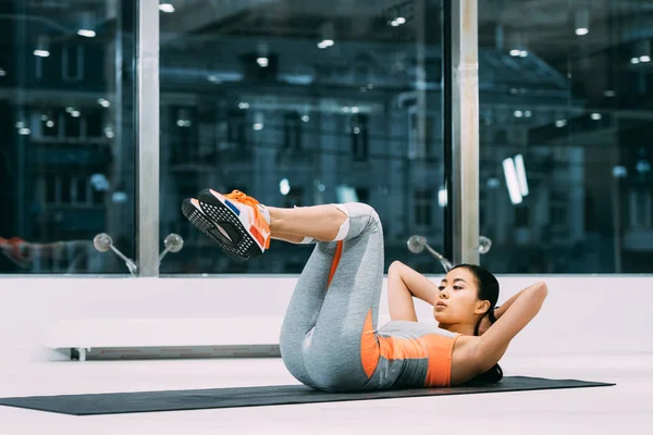 Aantrekkelijke Aziatisch Meisje Doet Sit Ups Fitness Mat Sportcentrum — Gratis stockfoto
