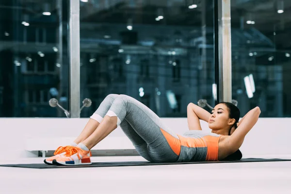 Όμορφη Ασιατικές Αθλήτρια Που Κάνει Sit Ups Στο Γυμναστήριο Mat — Φωτογραφία Αρχείου