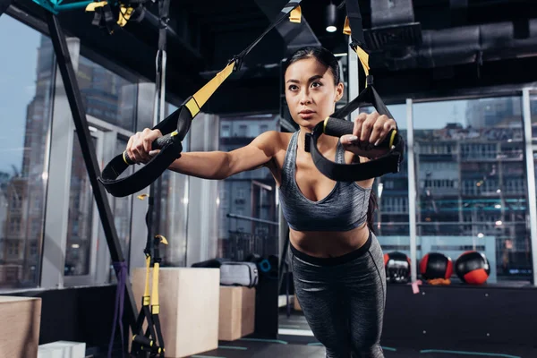 Schlanke Asiatische Sportlerin Trainiert Fitnessstudio Mit Widerstandsbändern — Stockfoto