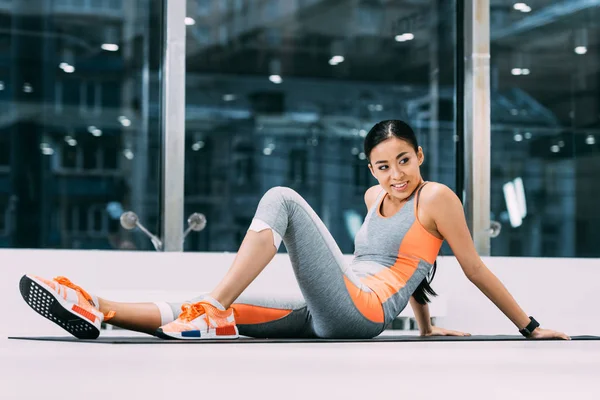 Lächelnde Asiatische Sportlerin Sitzt Auf Fitnessmatte Sportzentrum — Stockfoto