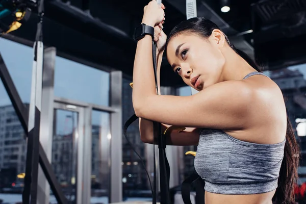 Close View Asian Sportswoman Holding Resistance Bands Gym — Free Stock Photo
