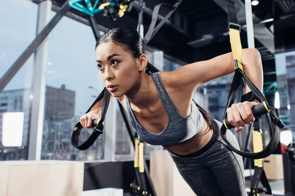 Stäng Upp Attraktiva Asiatisk Tjej Sportkläder Träning Med Motstånd Band — Stockfoto