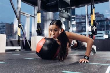 Sağlık topu vasıl jimnastik salonu ile basın yapıyor çekici Asyalı kız ups