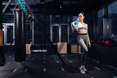 su vasıl jimnastik salonu ile spor şişe tutan atletik Asyalı kız
