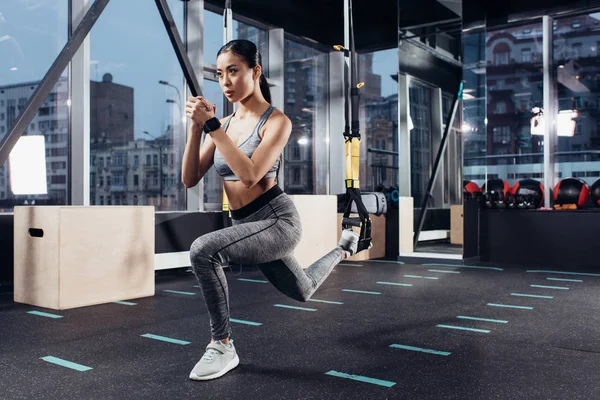 Athletische Asiatische Mädchen Stretching Mit Widerstandsbändern Fitness Center — Stockfoto