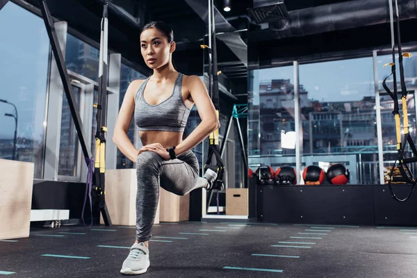 Schlanke Asiatin Trainiert Mit Widerstandsbändern Modernen Fitnessstudio — Stockfoto
