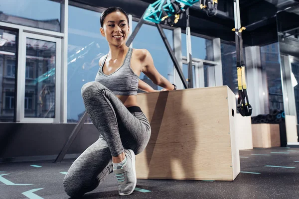 Atraente Asiático Menina Exercitando Com Madeira Cubo Sorrindo Ginásio — Fotos gratuitas