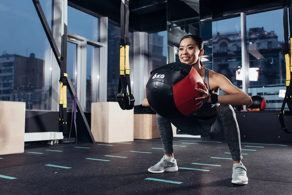 Atractivo Asiático Chica Ejercitando Con Medicina Pelota Gimnasio —  Fotos de Stock