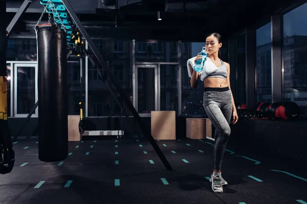 Atlético Asiático Chica Holding Deportes Botella Con Agua Gimnasio — Foto de Stock