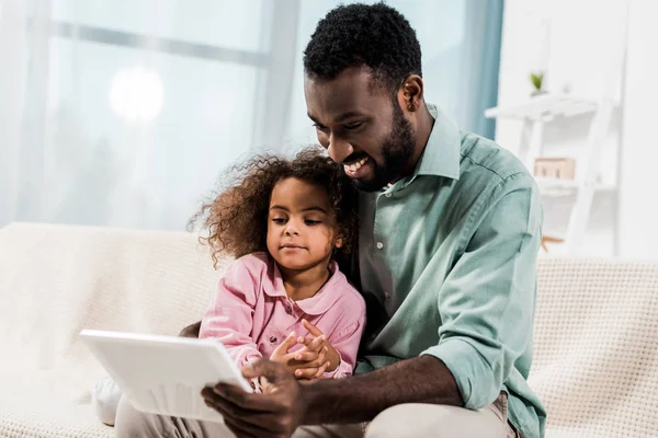 Afrikalı Amerikalı Babası Kanepede Otururken Dijital Tablet Kullanarak Çocuk Gülümseyen — Stok fotoğraf