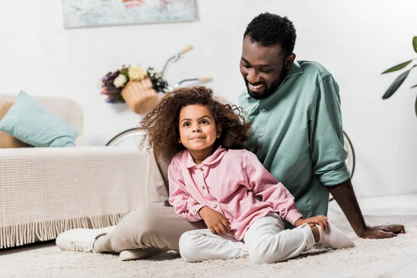 Père Afro Américain Enfant Confortablement Assis Sur Sol — Photo