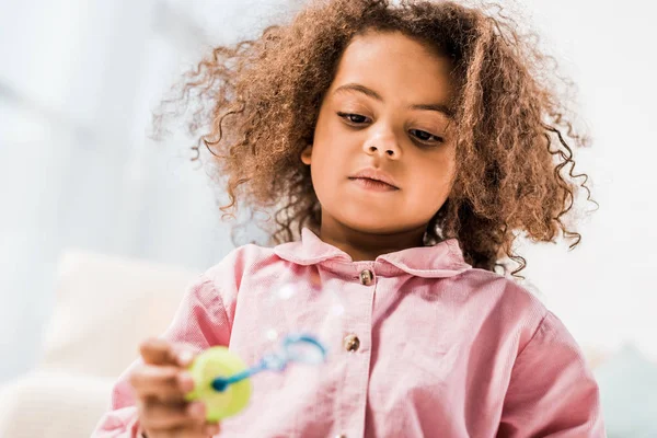 Onderaanzicht Van Mooie Afro Amerikaanse Jongen Zeepbellen Maken — Stockfoto