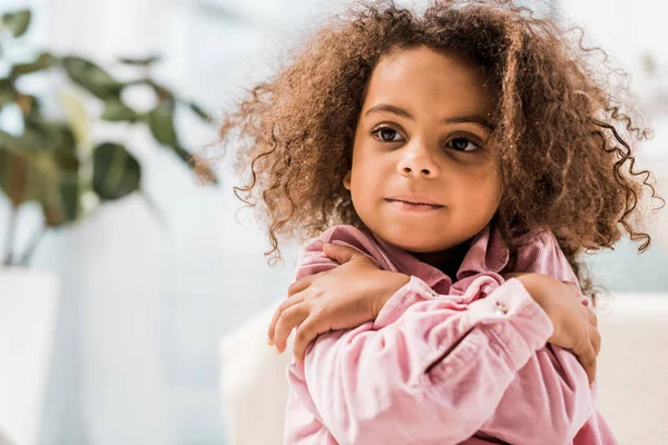 Linda Criança Afro Americana Abraçando Olhando Para Longe — Fotos gratuitas