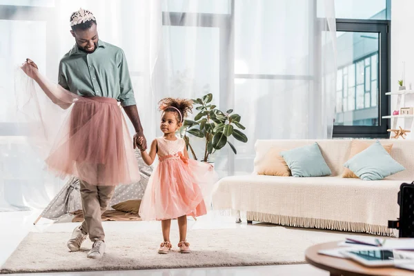 Feliz Pai Americano Africano Bonito Tutu Rosa Adorável Filha Vestido — Fotografia de Stock