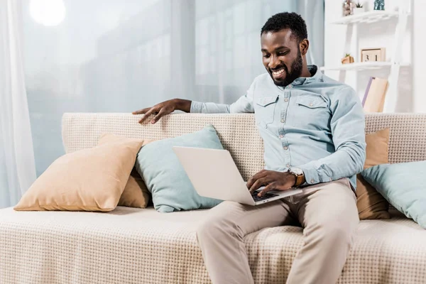 Africano Americano Freelancer Sentado Sofá Sala Estar Usando Laptop — Fotografia de Stock