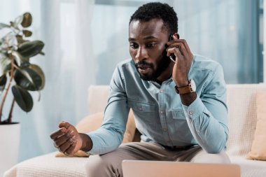 evde Smartphone'da konuşan endişe Afrikalı-Amerikalı adam