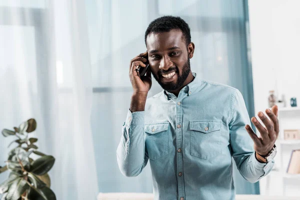 Uomo Afroamericano Che Parla Smartphone Salotto — Foto Stock