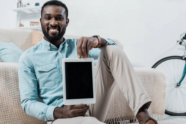 Hombre Afroamericano Sosteniendo Tableta Digital Con Pantalla Blanco Sala Estar — Foto de stock gratis