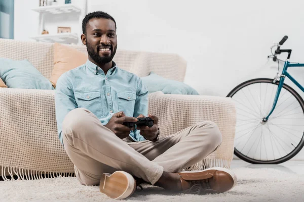 Američan Afričana Muž Sedí Zkříženýma Nohama Podlaze Hrát Video Hry — Stock fotografie