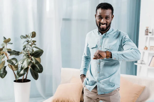 Hombre Afroamericano Con Reloj Mano Mirando Cámara — Foto de stock gratuita