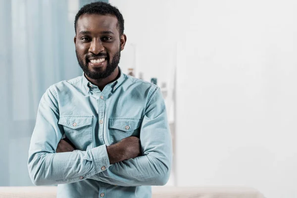 Hombre Afroamericano Mirando Cámara Sonriendo Sala Estar —  Fotos de Stock