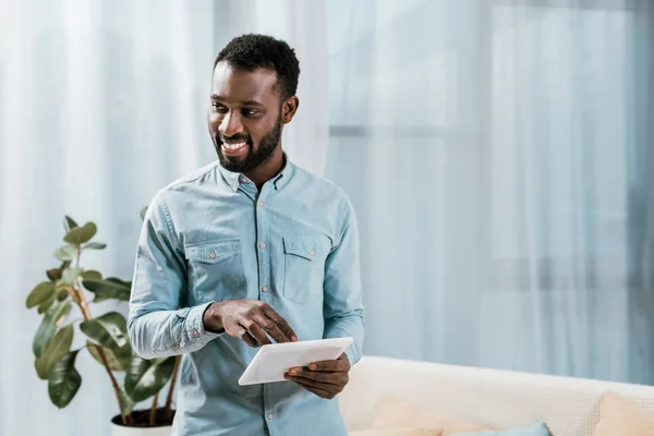 Hombre Afroamericano Usando Tableta Digital Mirando Hacia Otro Lado Sala — Foto de Stock