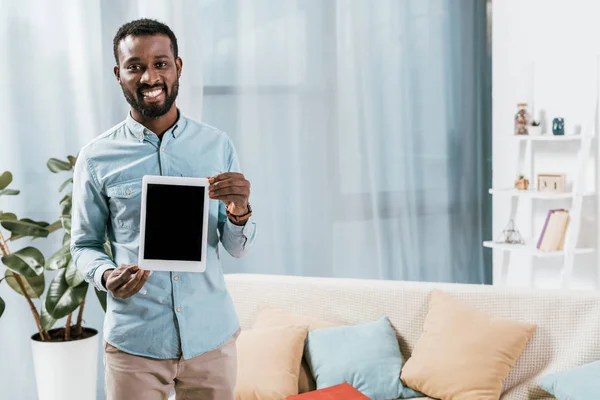 Homem Americano Africano Mostrando Tablet Digital Sorrindo Sala Estar — Fotografia de Stock