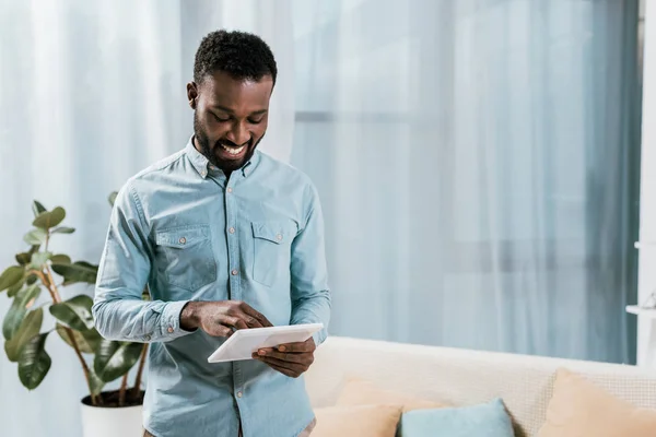 Homem Americano Africano Usando Olhando Para Tablet Digital Sala Estar — Fotografia de Stock