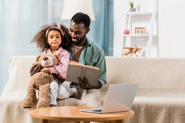 Afrikanisch Amerikanischer Vater Liest Buch Mit Tochter Wohnzimmer — Stockfoto
