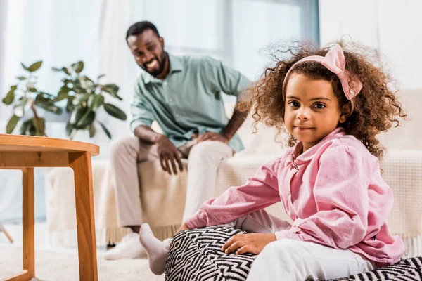 Foyer Sélectif Fille Afro Américaine Père Dans Salon — Photo gratuite