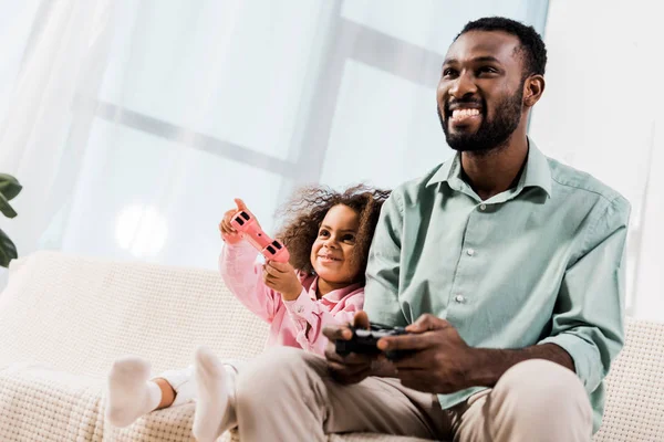 African American Dad Daughter Playing Video Games Living Room — Stock Photo, Image