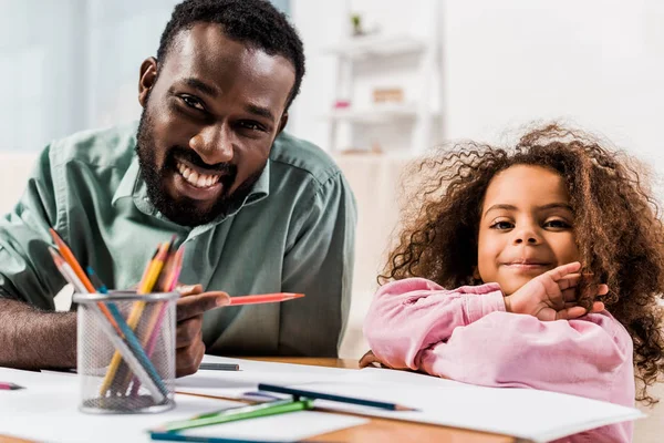 Stäng Upp Afroamerikanska Pappa Håller Penna Och Hjälpa Dotter Med — Stockfoto