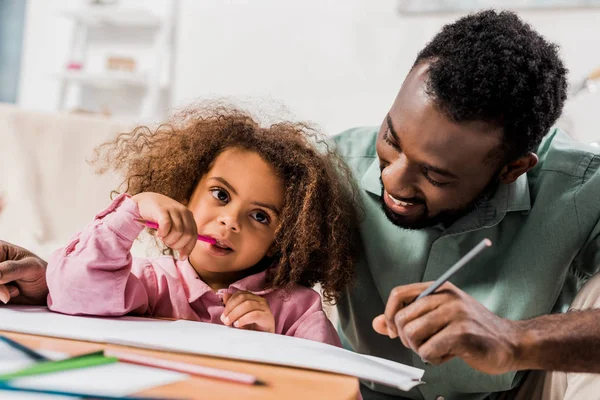 African American Man Drawing Daughter Living Room — Stock Photo, Image