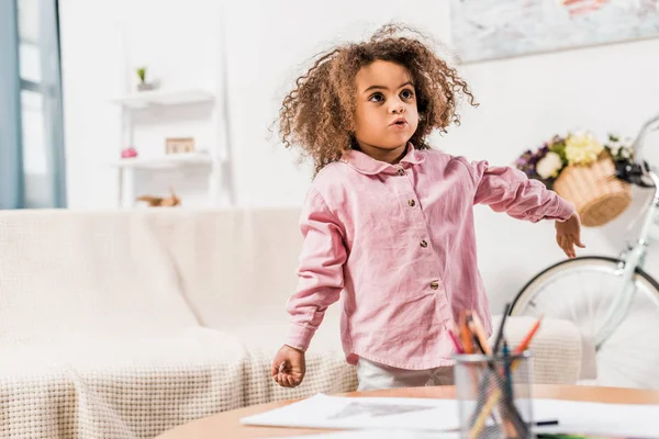 Niño Afroamericano Sorprendido Camisa Rosa Pie Sala Estar — Foto de stock gratis