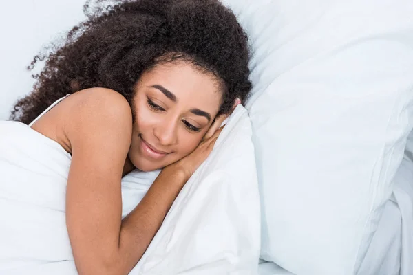 Joven Afroamericana Mujer Acostada Cama Mirando Cámara — Foto de stock gratuita