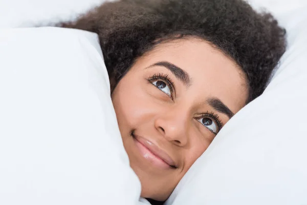 Vista Vicino Della Giovane Donna Afroamericana Sdraiata Letto — Foto Stock