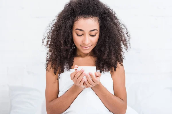 Curly African American Girl Holding Cup Coffee Bed Morning Time — Free Stock Photo