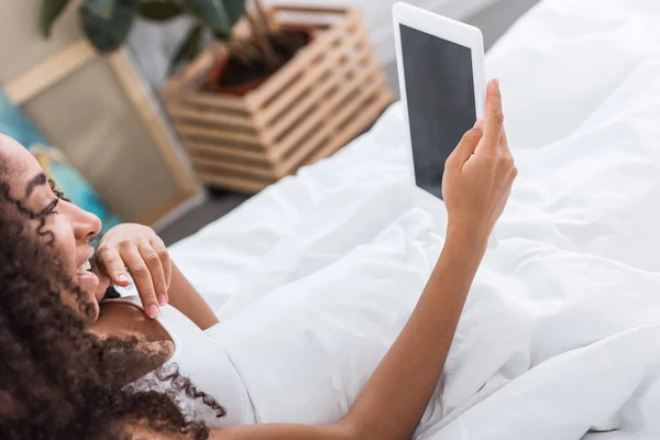Вид Збоку Афроамериканської Жінки Використовуючи Цифровий Планшет Порожнім Екраном Ліжку — Безкоштовне стокове фото