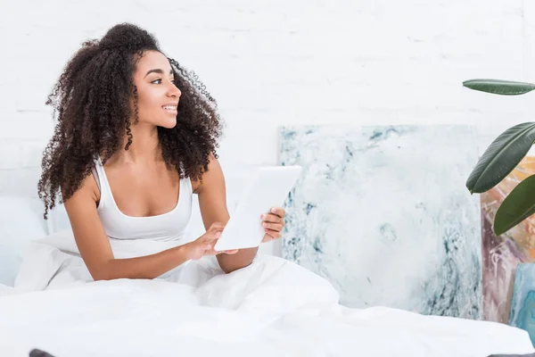Красива Афроамериканська Молода Жінка Використовує Цифровий Планшет Ліжку Ранковий Час — Безкоштовне стокове фото