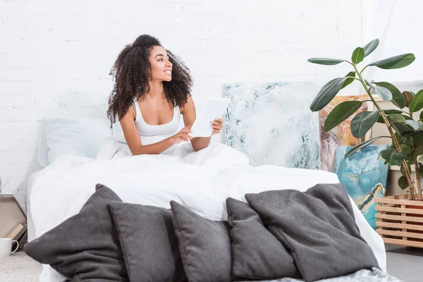 Neşeli Afrikalı Amerikalı Genç Kadın Dijital Tablet Yatakta Evde Sabah — Stok fotoğraf